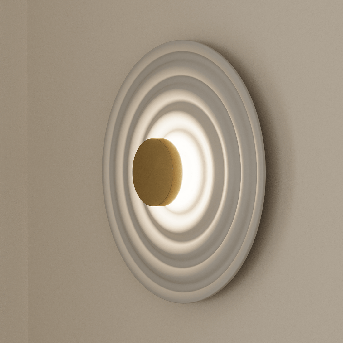 Rang Wandleuchte aus mattem Messing mit weißem Kunstharz von Aromas del Campo, elegantes Licht für Flur, Wohnzimmer oder Schlafzimmer