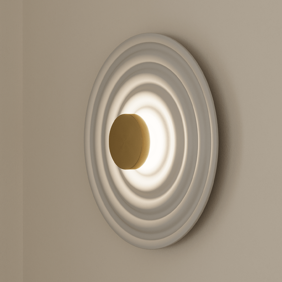 Rang Wandleuchte aus mattem Messing mit weißem Kunstharz von Aromas del Campo, elegantes Licht für Flur, Wohnzimmer oder Schlafzimmer