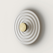 Rang Wandleuchte aus mattem Messing mit weißem Kunstharz von Aromas del Campo, elegantes Licht für Flur, Wohnzimmer oder Schlafzimmer