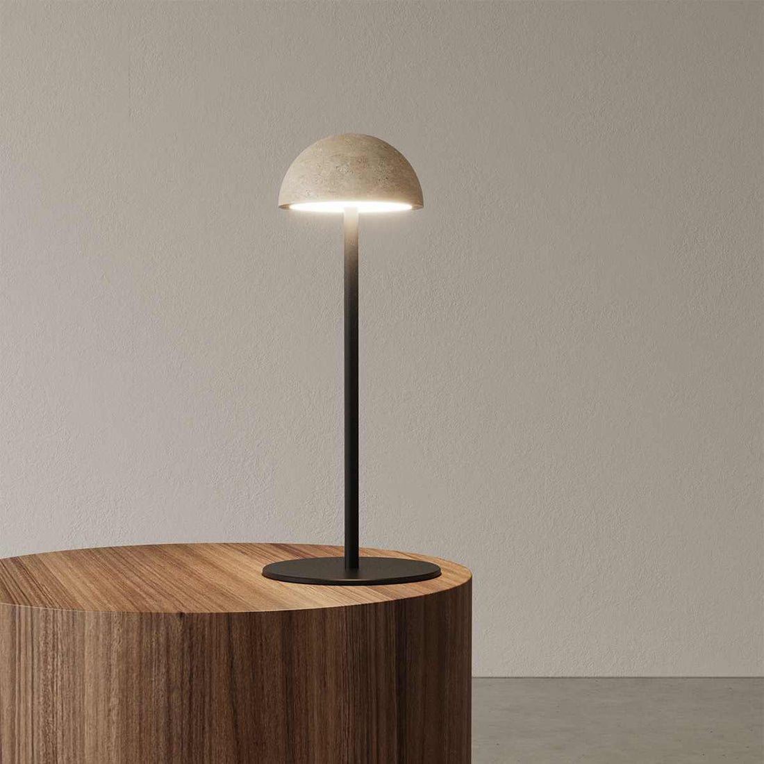 Tischleuchte Dussa von Aromas del Campo mit hellem Travertin‑Schirm und matt schwarzem Metallfuß