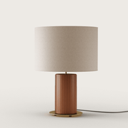 Tischleuchte Dab von Aromas del Campo mit Keramikfuß, mattem Messing und weißem, eleganten Stoffschirm.