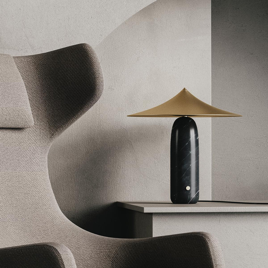 Tischleuchte 'Kine' von Aromas del Campo. Leuchtenfuß aus schwarzem Marmor, Lampenschirm Stahl Messingfarben. 