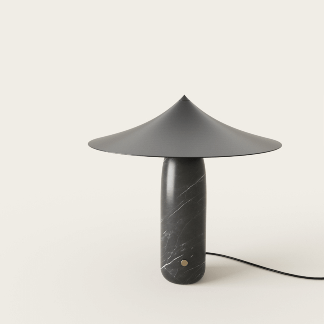 Tischleuchte 'Kine' von Aromas del Campo mit schwarzem Marmorfuß und Lampenschirm aus mattschwarzem Stahl.