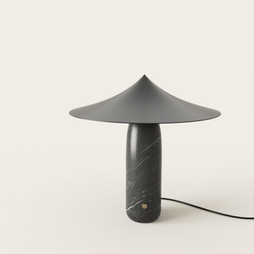 Tischleuchte 'Kine' von Aromas del Campo mit schwarzem Marmorfuß und Lampenschirm aus mattschwarzem Stahl.