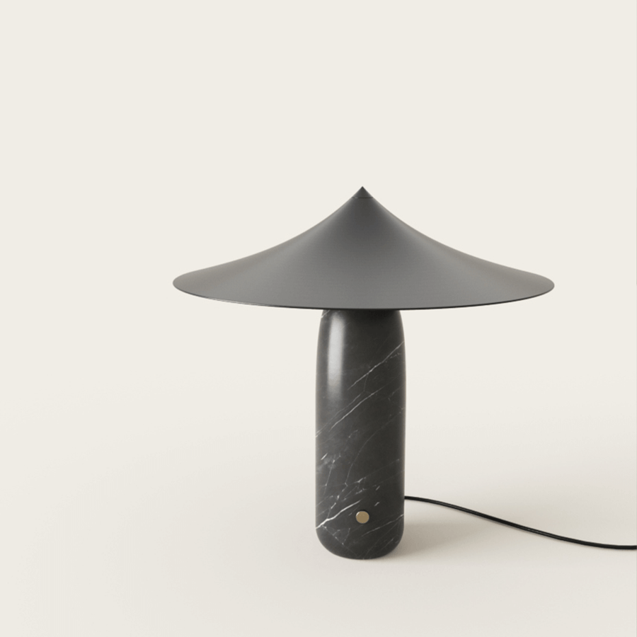 Tischleuchte 'Kine' von Aromas del Campo mit schwarzem Marmorfuß und Lampenschirm aus mattschwarzem Stahl.