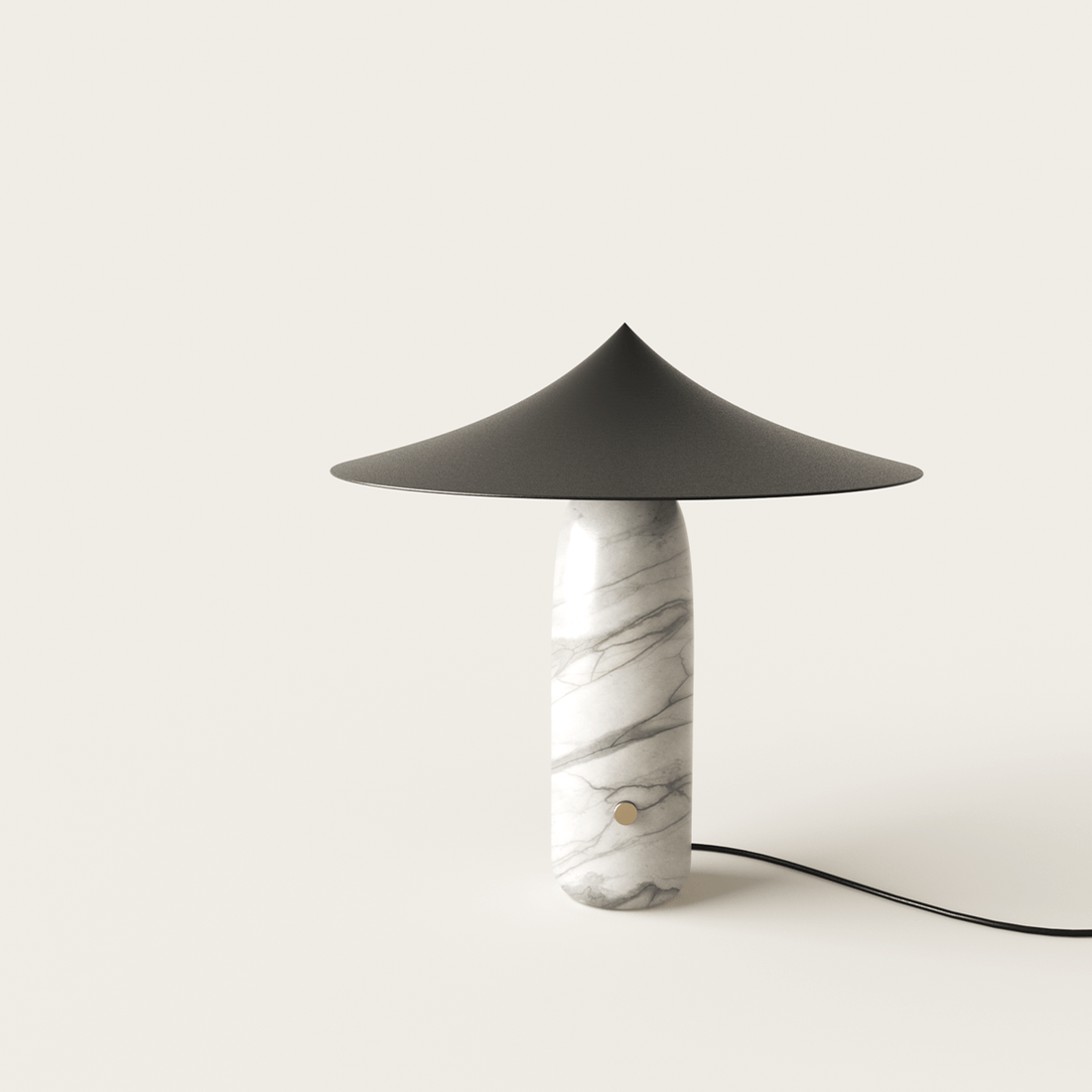 Tischeleuchte 'Kine' von Aromas del Campo. Leuchtenfuß aus weißem Marmor kombiniert mit einem Leuchtschirm aus mattschwarzem Stahl.