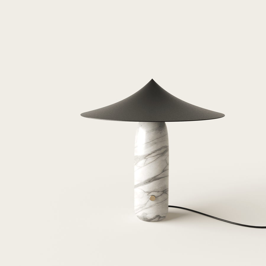 Tischeleuchte 'Kine' von Aromas del Campo. Leuchtenfuß aus weißem Marmor kombiniert mit einem Leuchtschirm aus mattschwarzem Stahl.