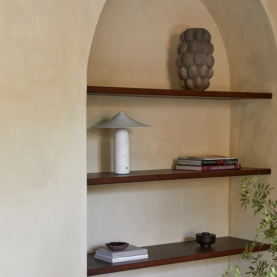 Tischleuchte 'Kine' von Aromas del Campo. Leuchte bestehend aus einem Fuß aus Marmor sowie einem Lampenschirm aus mattweißem Stahl.