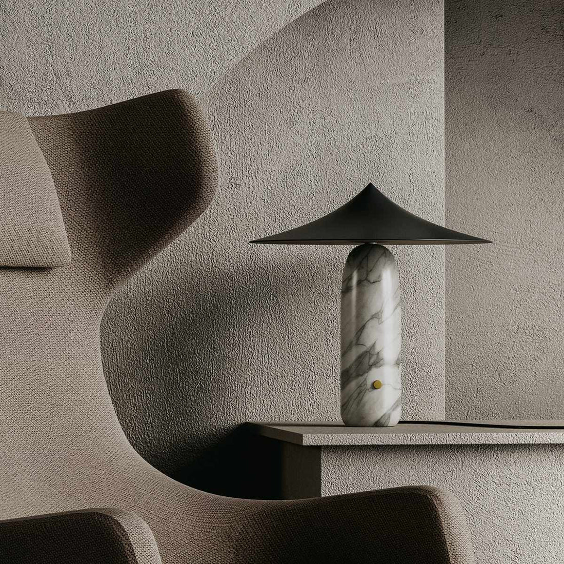 Tischleuchte 'Kine' von Aromas del Campo. Lampenfuß aus weißem Marmor in Kombination mit einem mattschwarzem Lampenschirm aus Stahl.