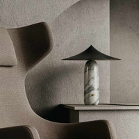 Tischleuchte 'Kine' von Aromas del Campo. Lampenfuß aus weißem Marmor in Kombination mit einem mattschwarzem Lampenschirm aus Stahl.