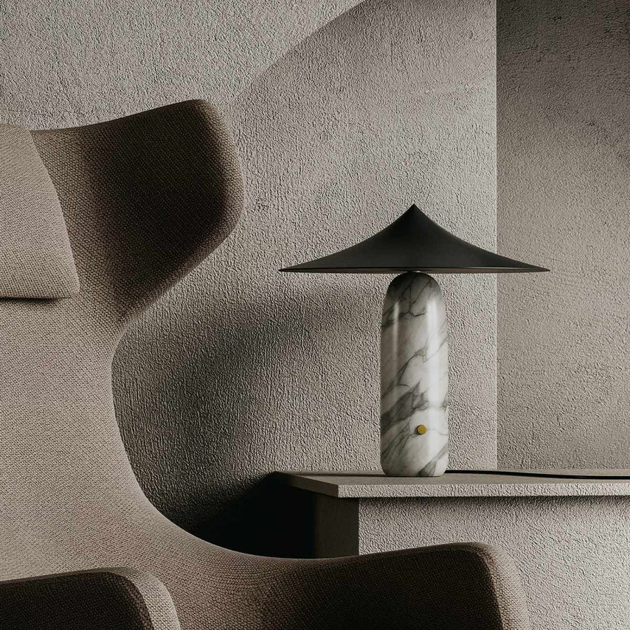 Tischleuchte 'Kine' von Aromas del Campo. Lampenfuß aus weißem Marmor in Kombination mit einem mattschwarzem Lampenschirm aus Stahl.