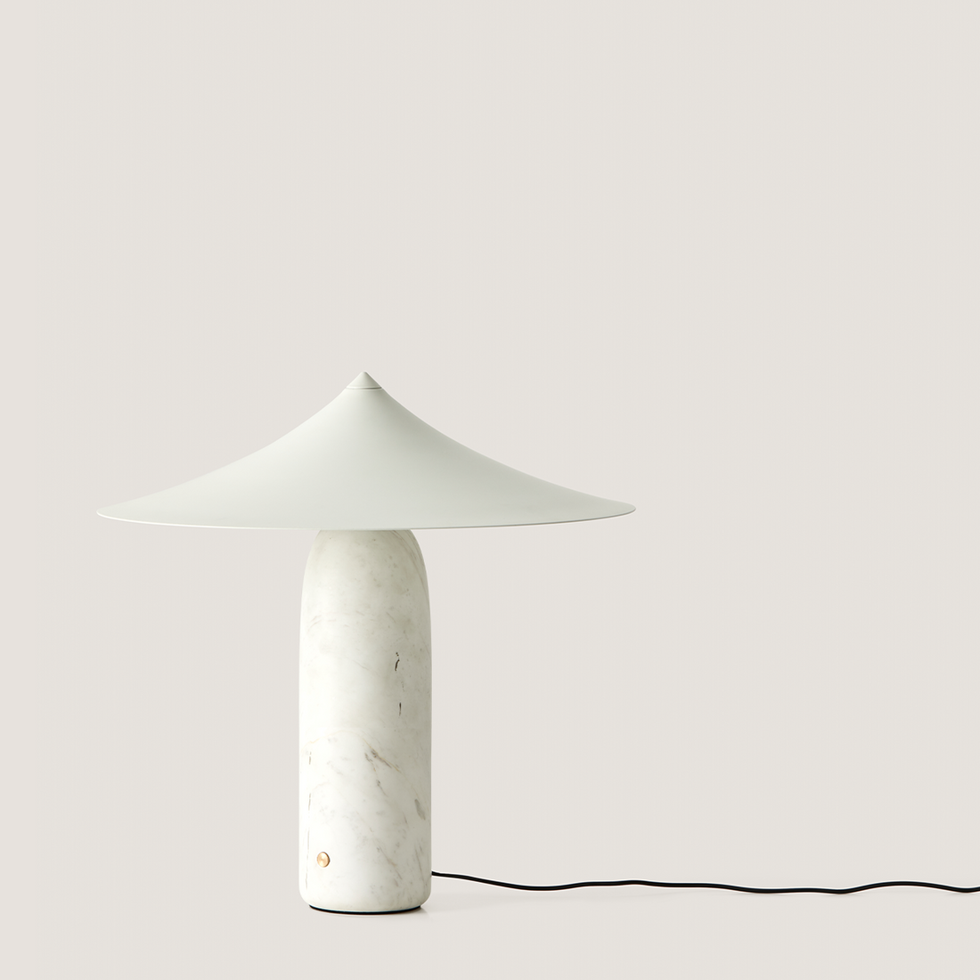 Tischleuchte 'Kine' von Aromas del Campo. Lampenfuß aus weißem Marmor, Lampenschirm weißer Stahl.