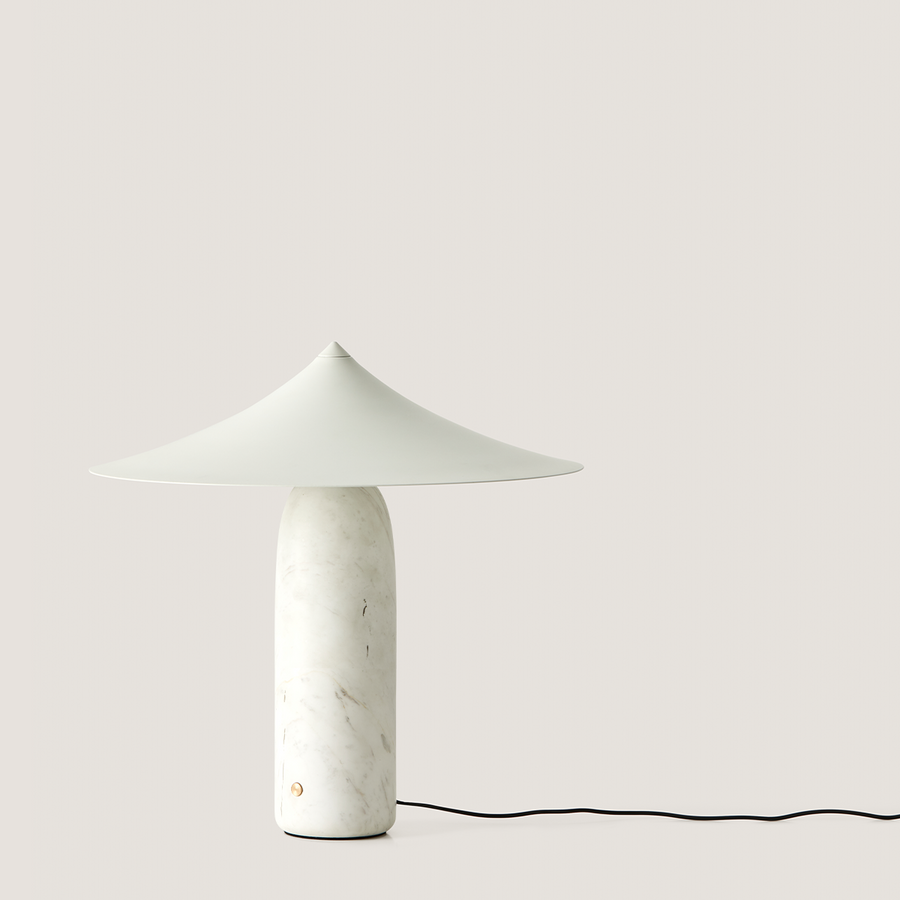Tischleuchte 'Kine' von Aromas del Campo. Lampenfuß aus weißem Marmor, Lampenschirm weißer Stahl.