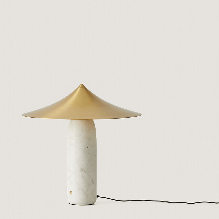 Schöne Tischleuchte 'Kine' von Aromas del Campo. Leuchtenfuß aus weißem Marmor kombiniert mit einem messingfarbenen Lampenschirm aus Stahl.