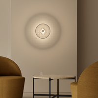 Schöne Wandleuchte 'Lass' von Aromas del Campo. Runder goldfarbener Teller aus Glas mit schwarz gefasstem Rand. Perfekt für jeden Flur, Wohnzimmer oder auch im Schlafzimmer.