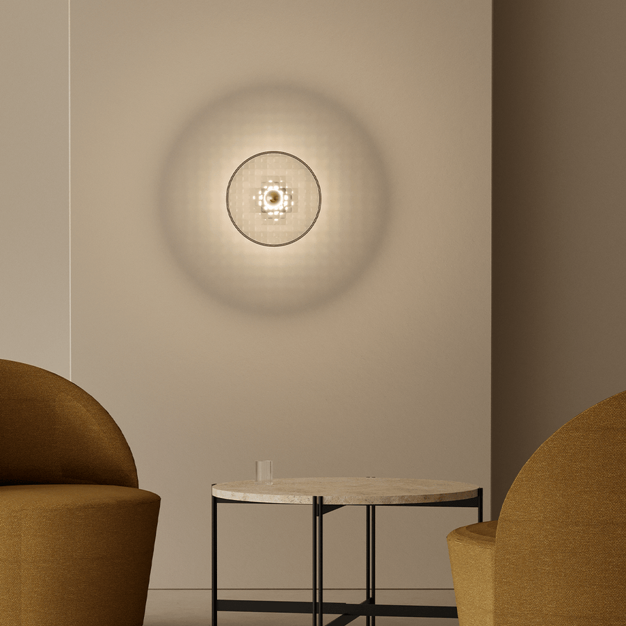 Schöne Wandleuchte 'Lass' von Aromas del Campo. Runder goldfarbener Teller aus Glas mit schwarz gefasstem Rand. Perfekt für jeden Flur, Wohnzimmer oder auch im Schlafzimmer.