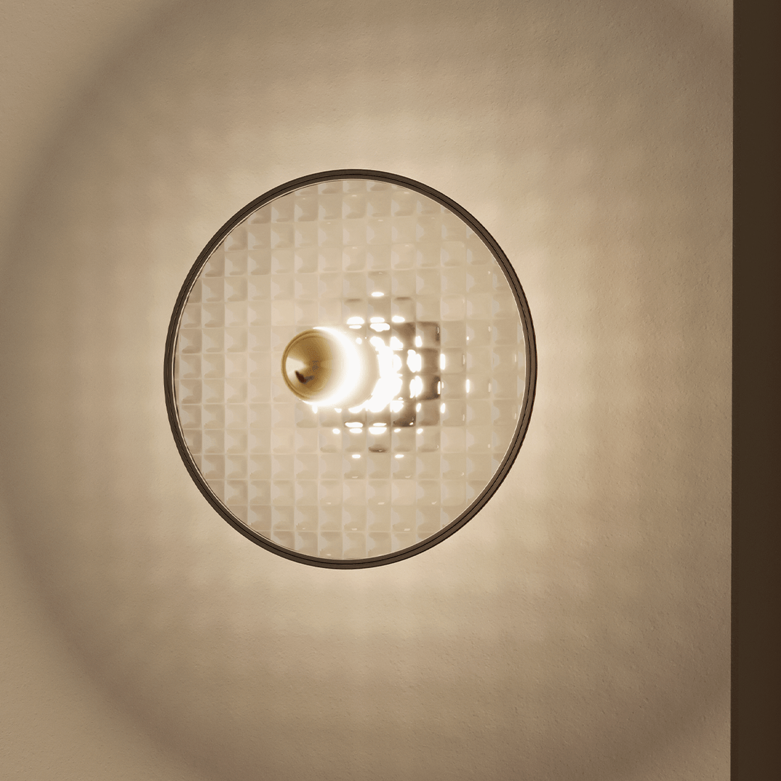 Schöne Wandleuchte 'Lass' von Aromas del Campo. Runder goldfarbener Teller aus Glas mit schwarz gefasstem Rand. Perfekt für jeden Flur, Wohnzimmer oder auch im Schlafzimmer.