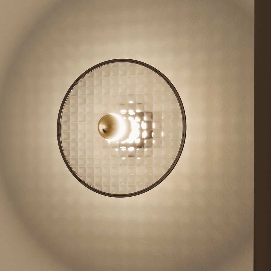 Schöne Wandleuchte 'Lass' von Aromas del Campo. Runder goldfarbener Teller aus Glas mit schwarz gefasstem Rand. Perfekt für jeden Flur, Wohnzimmer oder auch im Schlafzimmer.