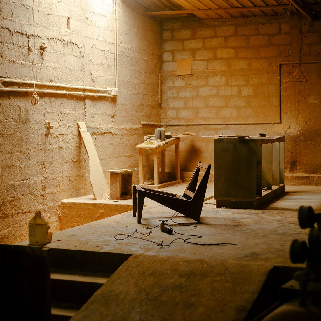 Werkstattaufnahme von Cane Cult mit Stuhlgestell in traditionellem Handwerksatelier
