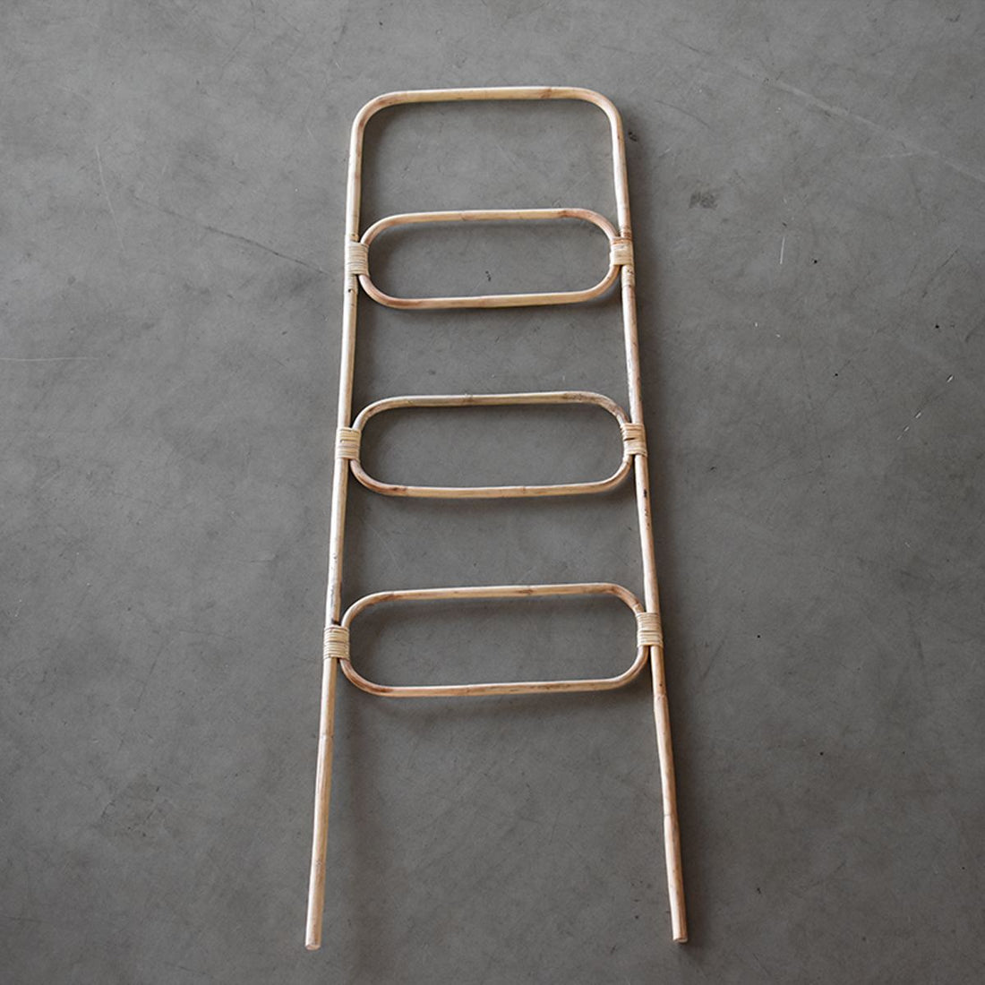 Cane Cult Clareh Rattan-Leiter mit mehreren Sprossen für Handtücher oder Kleidung.