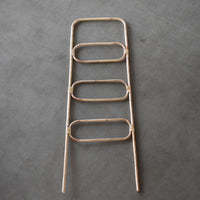 Cane Cult Clareh Rattan-Leiter mit mehreren Sprossen für Handtücher oder Kleidung.