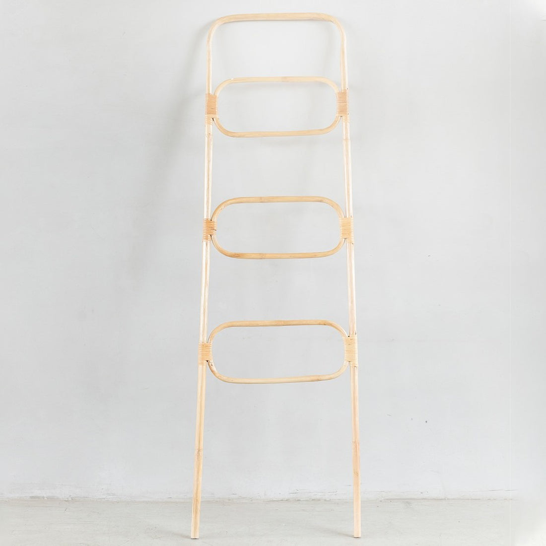 Handtuchleiter Clareh von Cane Cult aus natürlichem Rattan – elegante Bad‑Aufbewahrung.