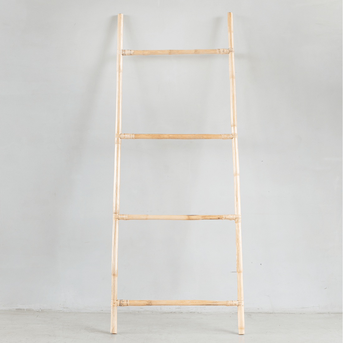 Schöne handgefertigte Handtuchleiter aus Rattan von Cane Cult aus Sri Lanka.