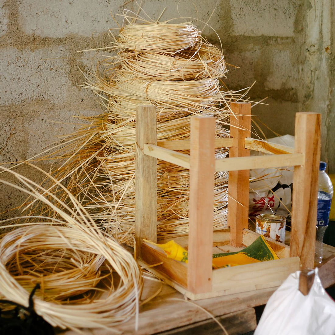 Handtuchleiter 'Clareh' von Cane Cult – Werkstattaufnahme aus der Produktion in Sri Lanka, Holzrahmen und natürliches Rattanmaterial, traditionelle Handwerkskunst für nachhaltige Rattanmöbel