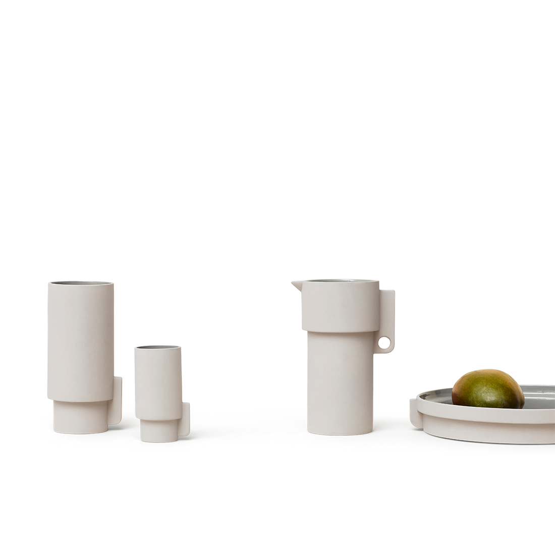 Form & Refine Alcoa Vasen & Tablett – kompakte Stoneware mit samtig-matter Oberfläche.