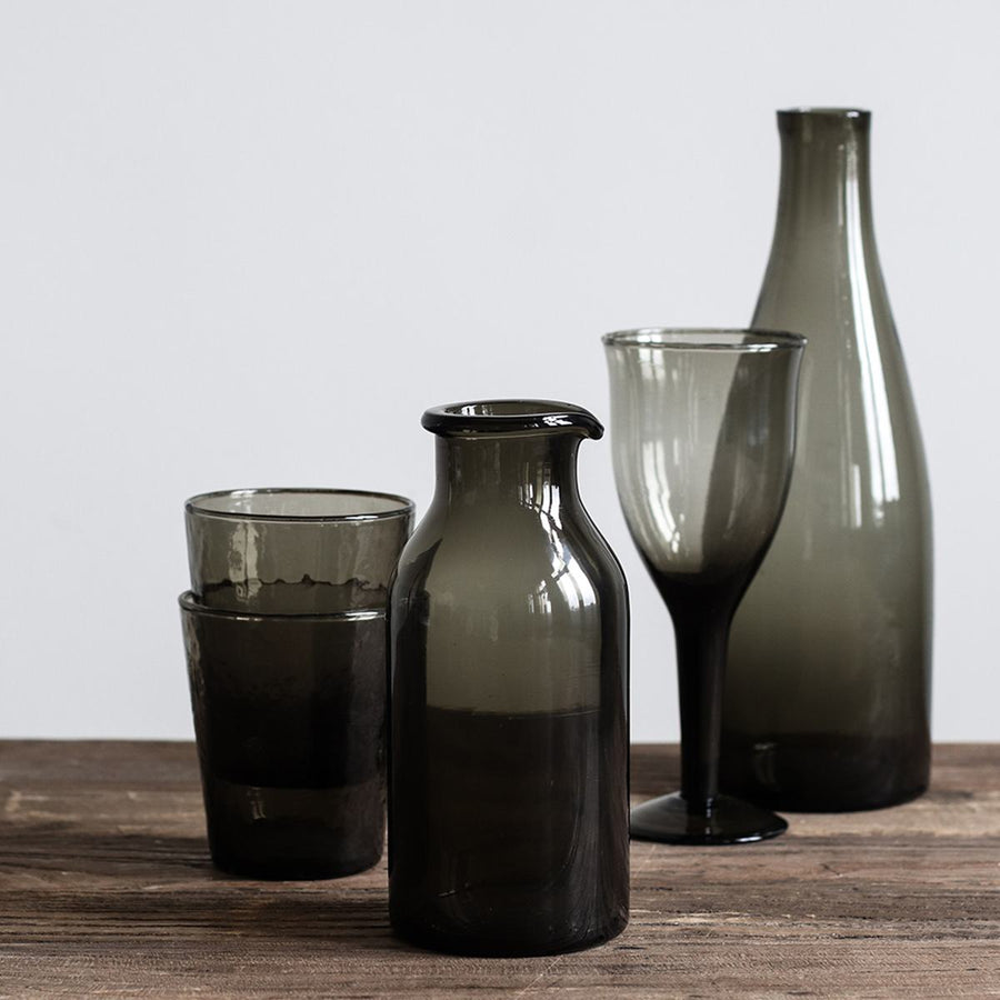 Rauchfarbenes Galette Glas von Tell Me More – handgefertigt und einzigartig in Form und Haptik.