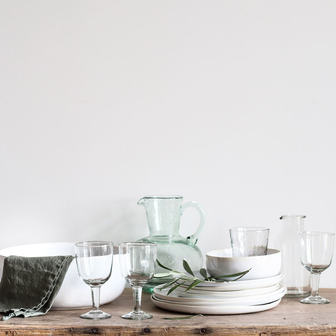 Zweieiliges Galette-Glas-Set von Tell Me More – jedes Glas variiert leicht in Form und Textur. In verschiedenen Farben erhältlich.