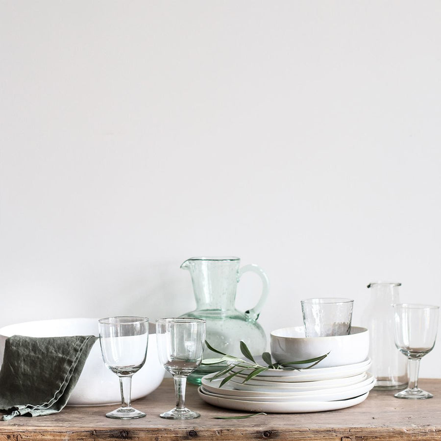 Zweieiliges Galette-Glas-Set von Tell Me More – jedes Glas variiert leicht in Form und Textur. In verschiedenen Farben erhältlich.