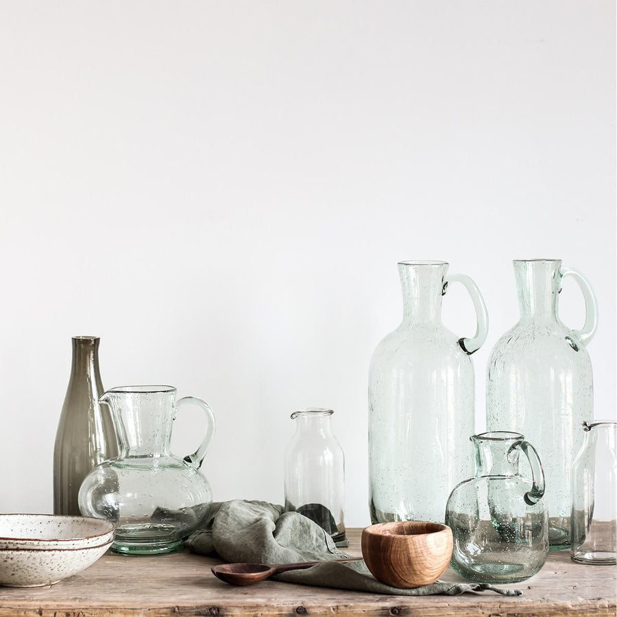 Zweieiliges Galette-Glas-Set von Tell Me More – jedes Glas variiert leicht in Form und Textur. In verschiedenen Farben erhältlich.