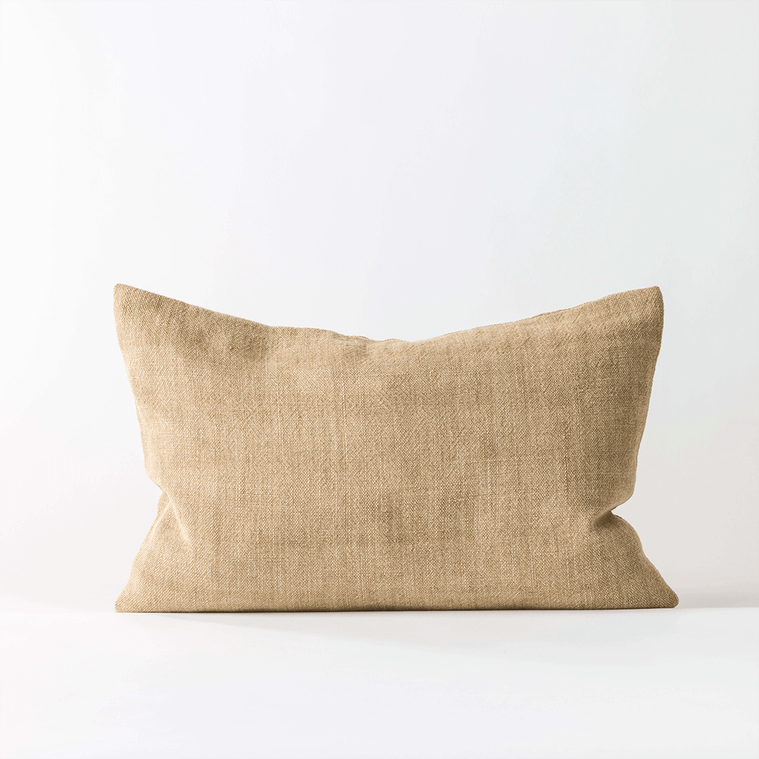 Kissenbezug Margaux 40×60 cm von Tell Me More aus handgewebtem Leinen in Pampas‑Farbton.