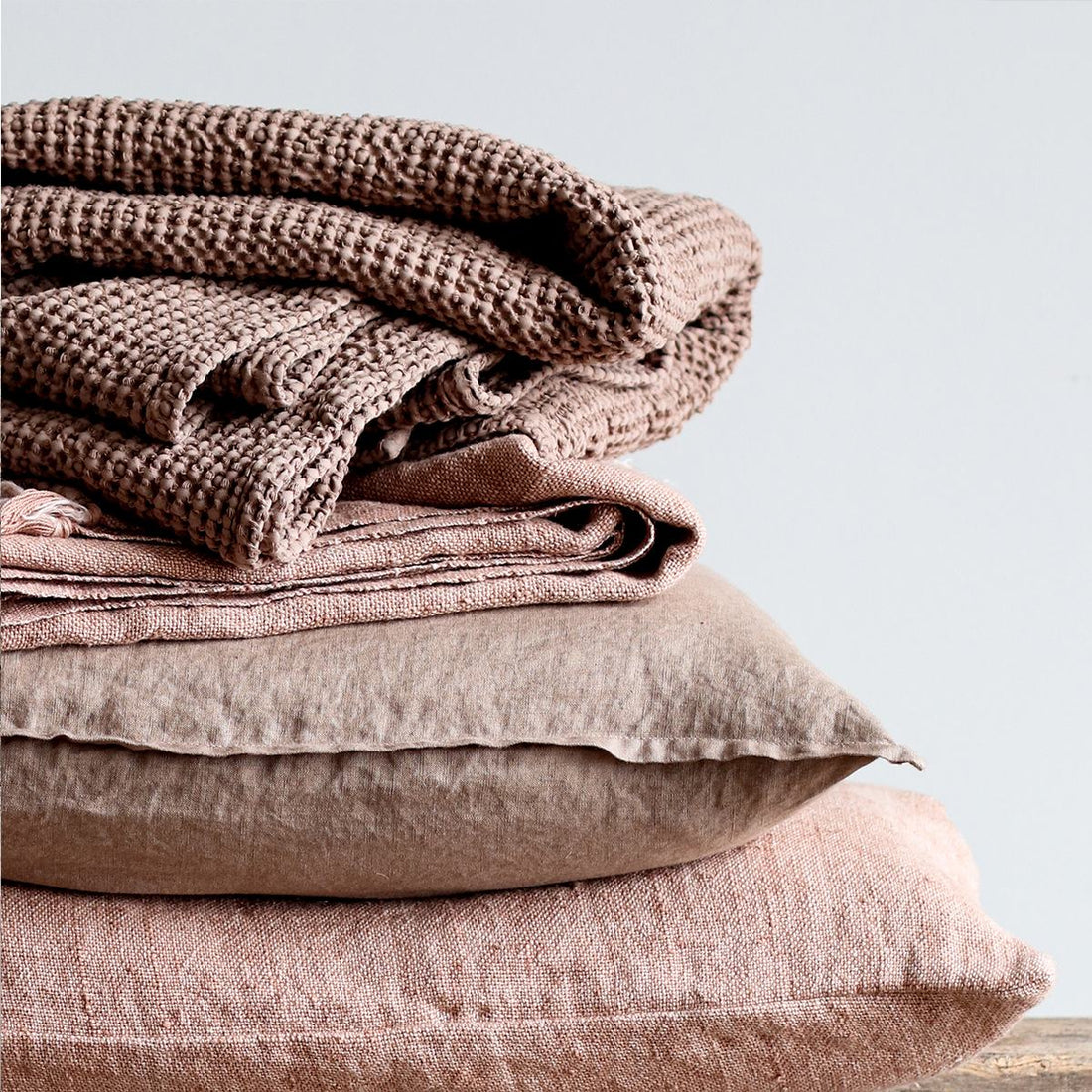 Kissenbezug Margaux 40×60 cm von Tell Me More aus handgewebtem Leinen, mandelfarben.