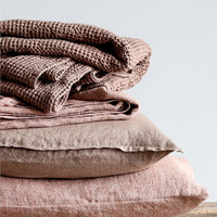 Kissenbezug Margaux 40×60 cm von Tell Me More aus handgewebtem Leinen, mandelfarben.