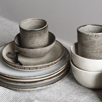 Tell Me More Taranto Cup Small aus robustem Steingut, spülmaschinen- und mikrowellengeeignet.